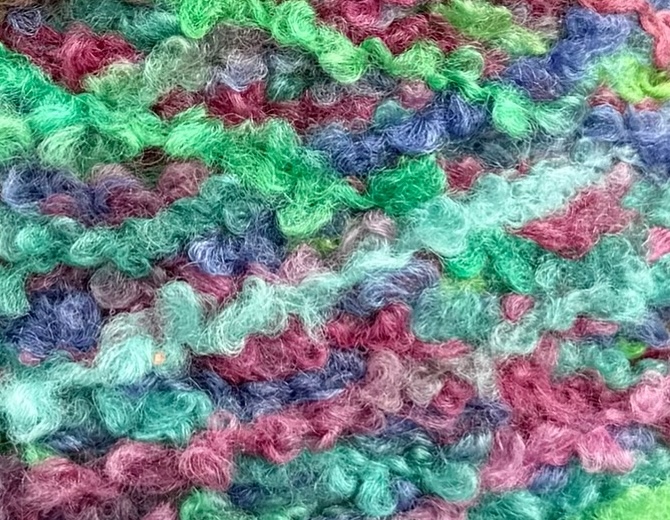 Corallo Bouclé 240m/100g – Merino Extrafine und Seide mit Elastan Mint-Rosa Melange